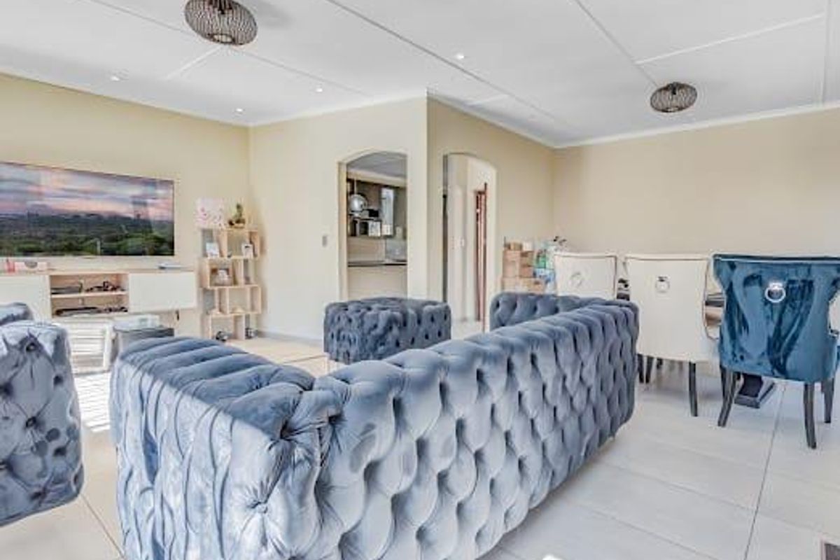 Spacious Family Home with Income-Generating Flatlets - Photo 5