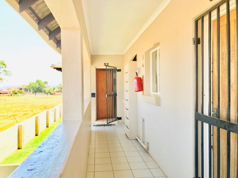 Charming Two-Bedroom Apartment with Modern Amenities - Photo 3