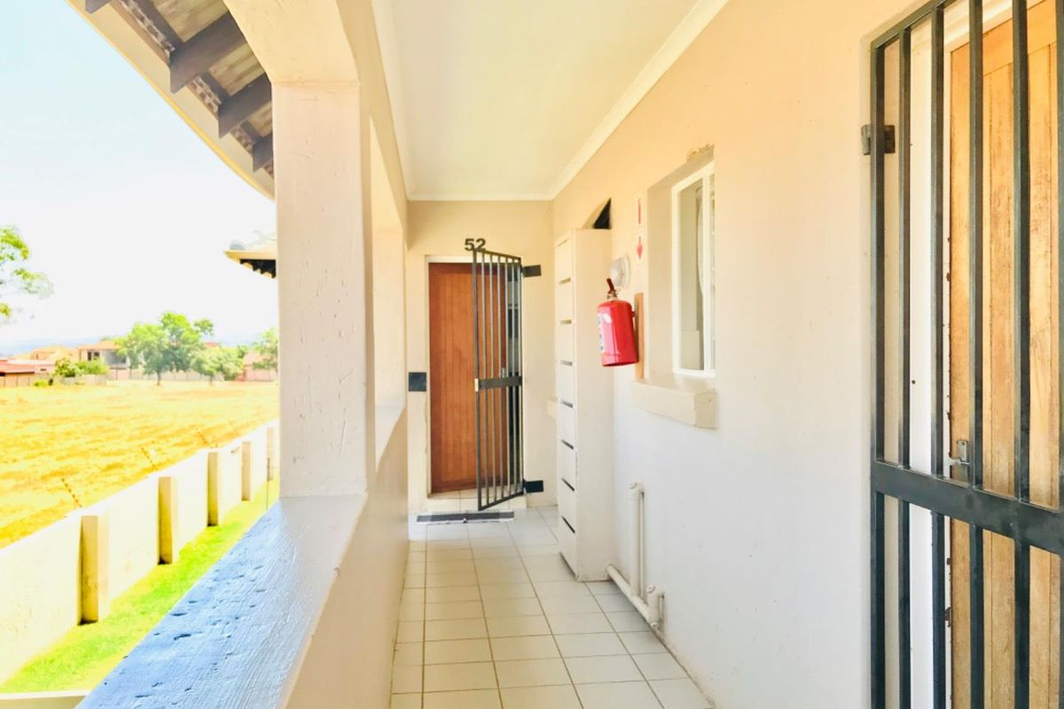 Charming Two-Bedroom Apartment with Modern Amenities - Photo 3