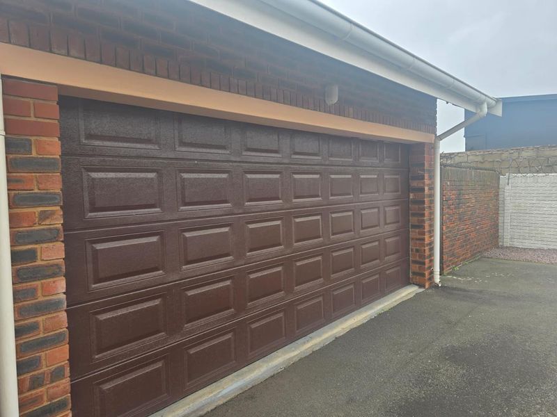 Secure 2 Bedroom Townhouse with Double Garage and Private Pool in Malvern - Photo 7