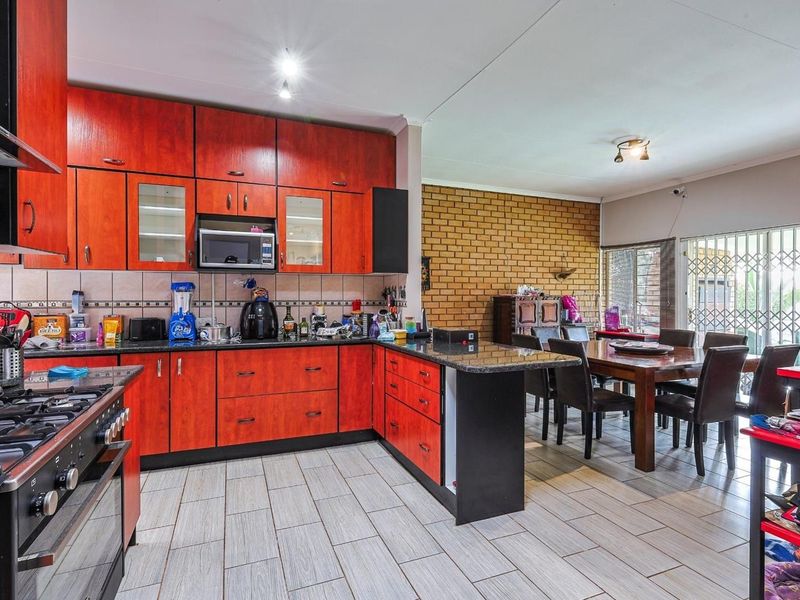 Energy-Efficient 3 Bedroom Home in Garsfontein.

This neat and well-maintained 3-bedroom home offers comfortable family living with the added benefit of excellent energy efficiency. Designed for practicality and easy entertaining, it’s the perfect mo - Photo 10