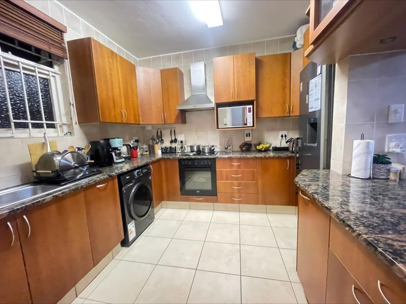 Your Perfect Starter Home - Spacious 1-Bedroom Apartment with Wooden Floors - Photo 5