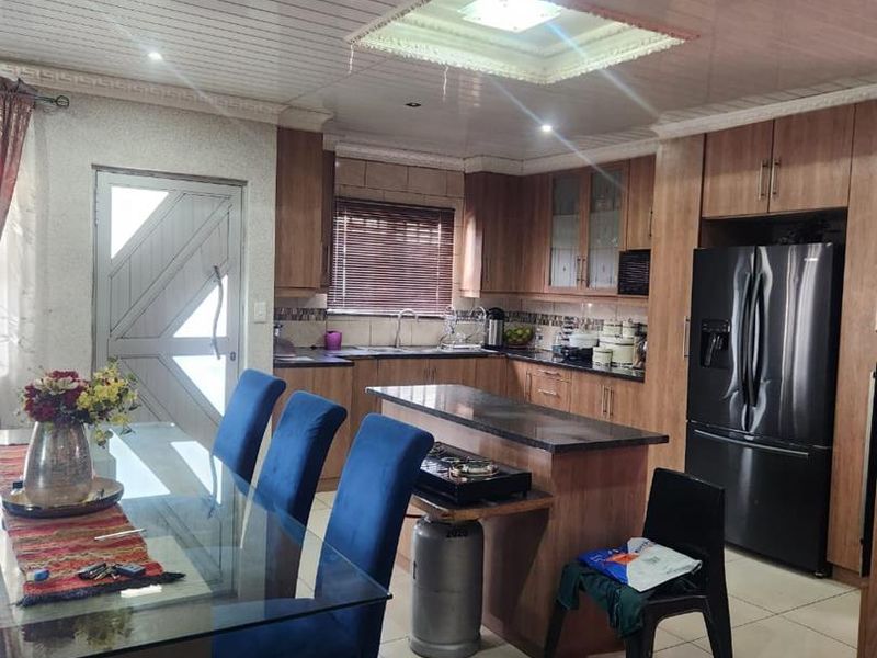 Family House for Sale in Mandela Park, Khayelitsha, Cape Town - Photo 8