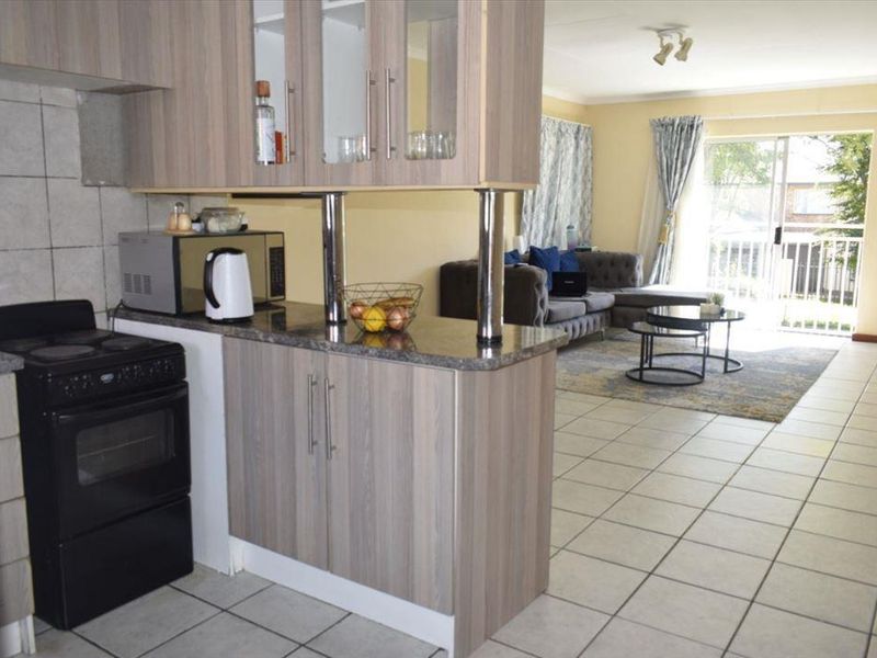 2 Bed, 1st floor corner unit, 24-hour security & modern unit! - Photo 3