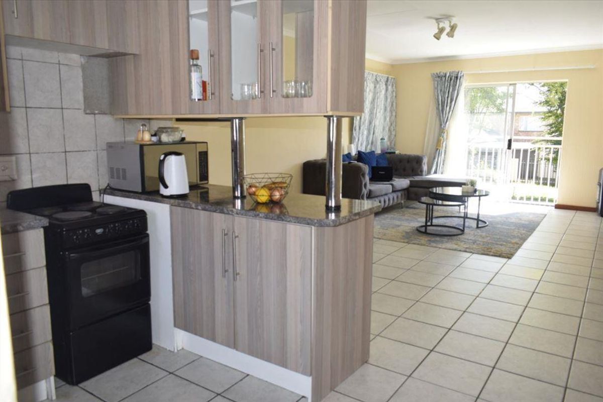 2 Bed, 1st floor corner unit, 24-hour security & modern unit! - Photo 3