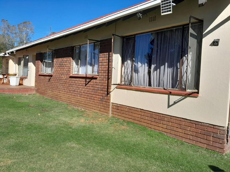 Three Bedroom Family Home For Sale in Brackendowns - Photo 4