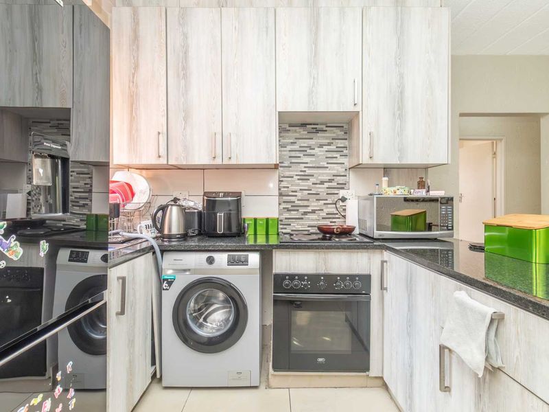 Spacious 2-Bedroom Apartment with Modern Amenities in Prime Location - Photo 6