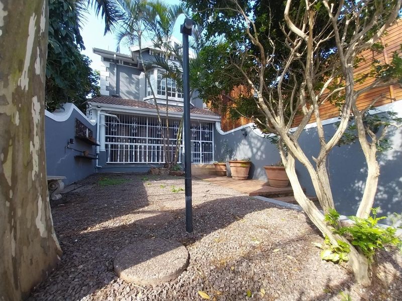 Well-Located 3-Bedroom Townhouse with Scope to Modernise - Photo 3