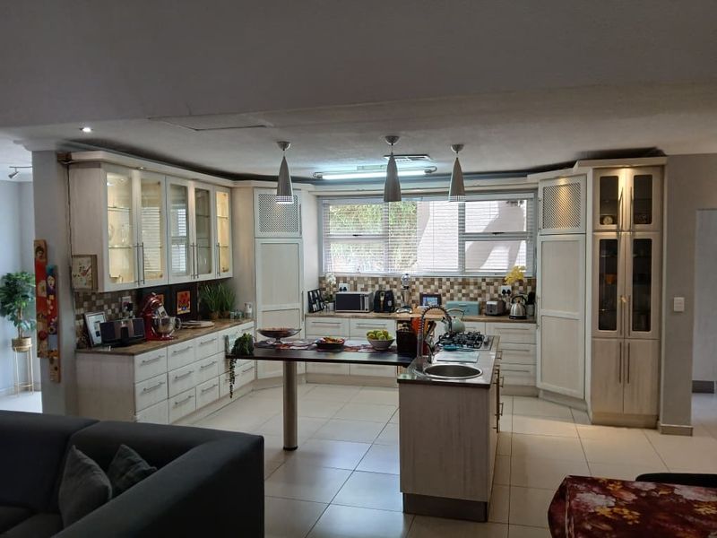 Freestanding home, for families seeking generous indoor & outdoor space. - Photo 5