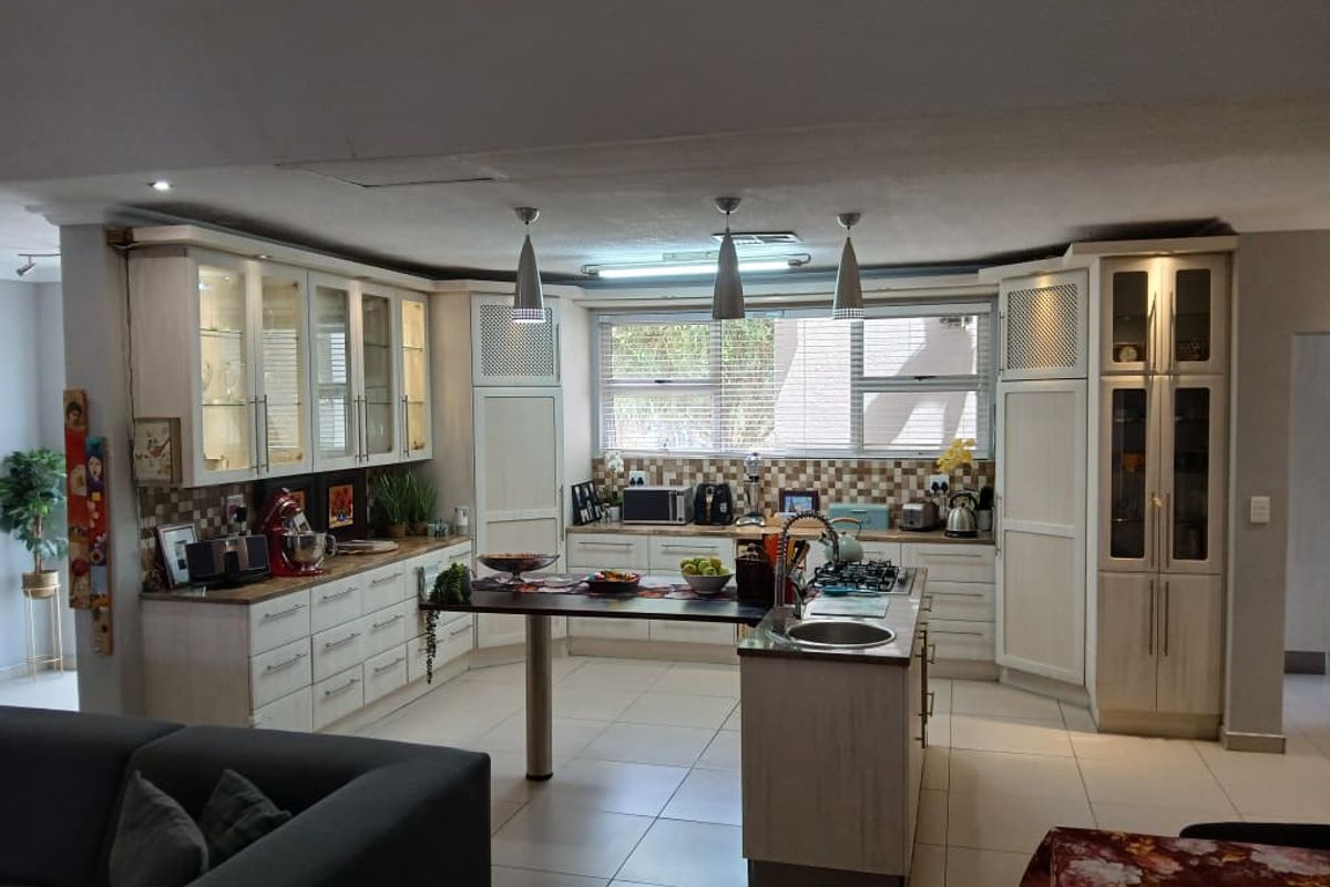 Freestanding home, for families seeking generous indoor & outdoor space. - Photo 5