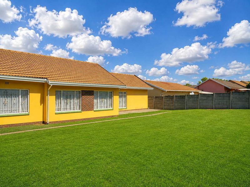 Your perfect family Home  with study, work from home, large back garden and storage, Awaits! - Photo 1