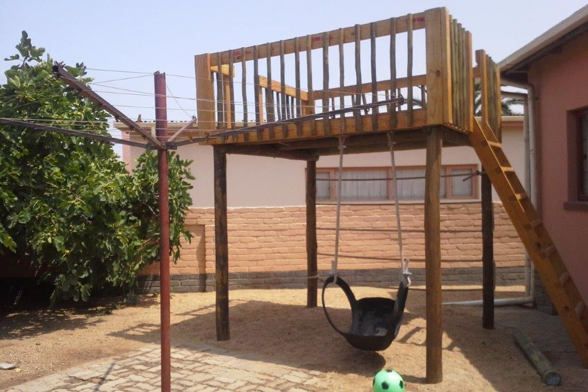 Hentiesbay - 8 bedroom House for Sale - Photo 3