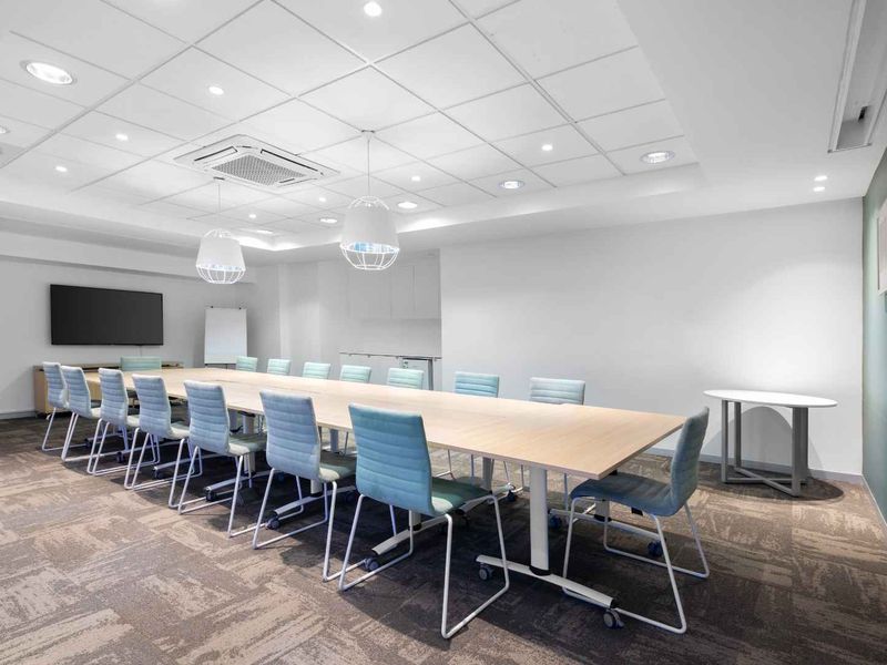 24/7 access to designer office space for 4 persons in Spaces Sunclare. - Photo 6