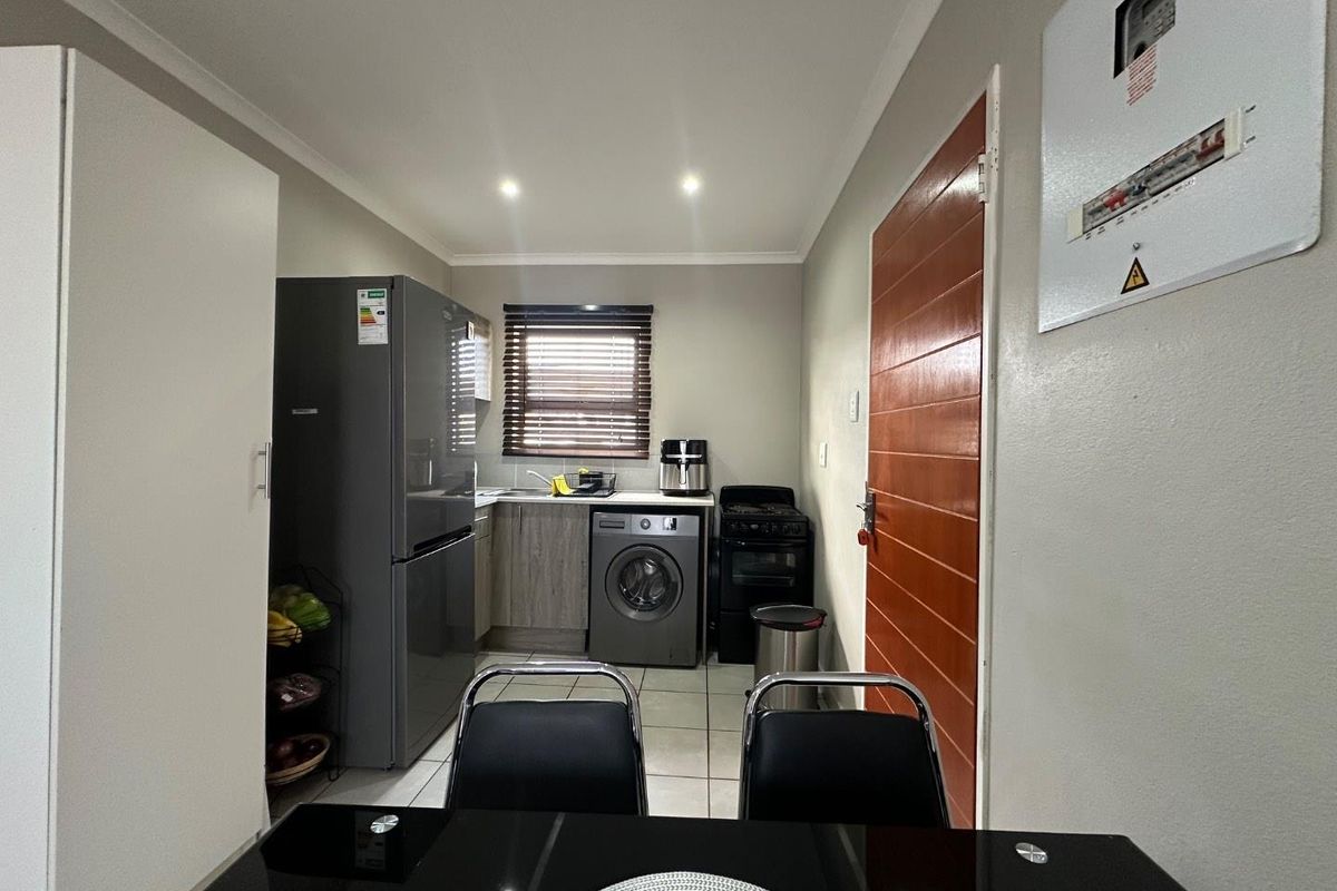 Lovely 2-Bedroom Townhouse For Sale in Chessington Complex in Dawn Park - Photo 2