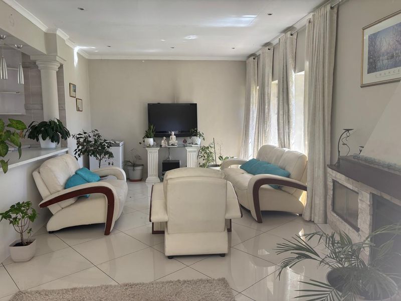 3 Bedroom House for sale in Mondeor - Photo 3