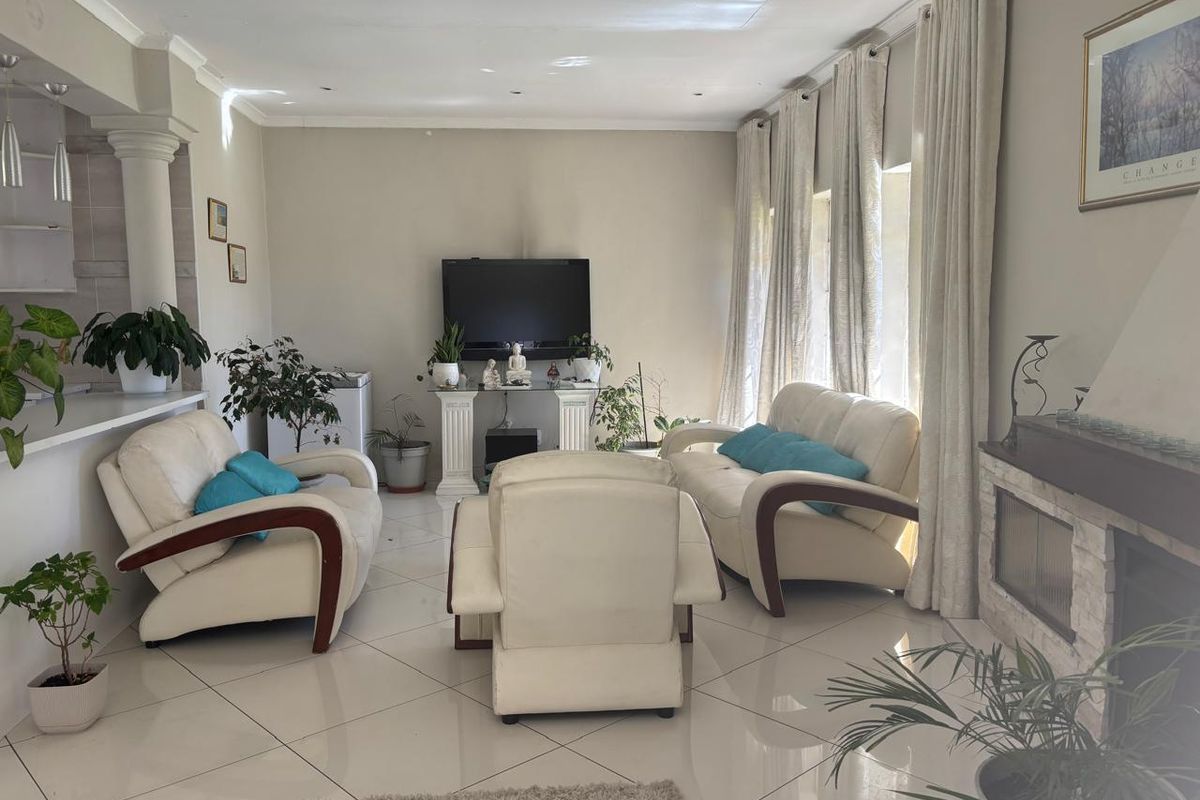 3 Bedroom House for sale in Mondeor - Photo 3