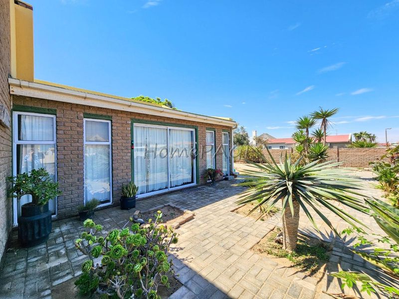 Ext 6, Henties Bay:  Older 3 Bedr home with flat AND LOADS OF POTENTIAL - Photo 2