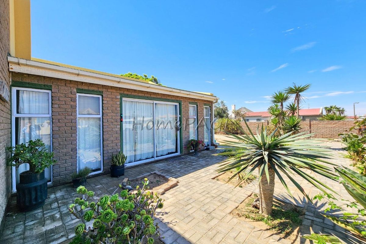 Ext 6, Henties Bay:  Older 3 Bedr home with flat AND LOADS OF POTENTIAL - Photo 2
