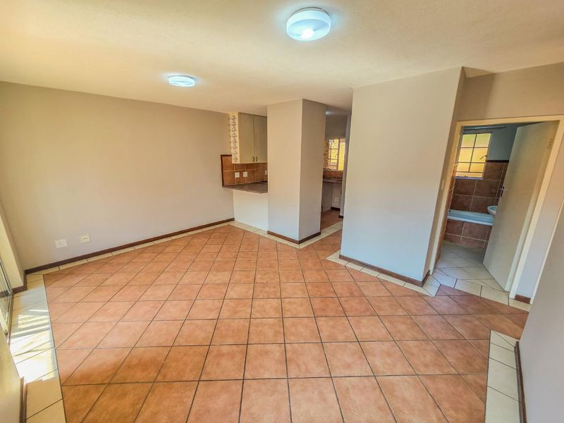 2 Bedroom Townhouse Available in Mooikloof Ridge - Photo 4