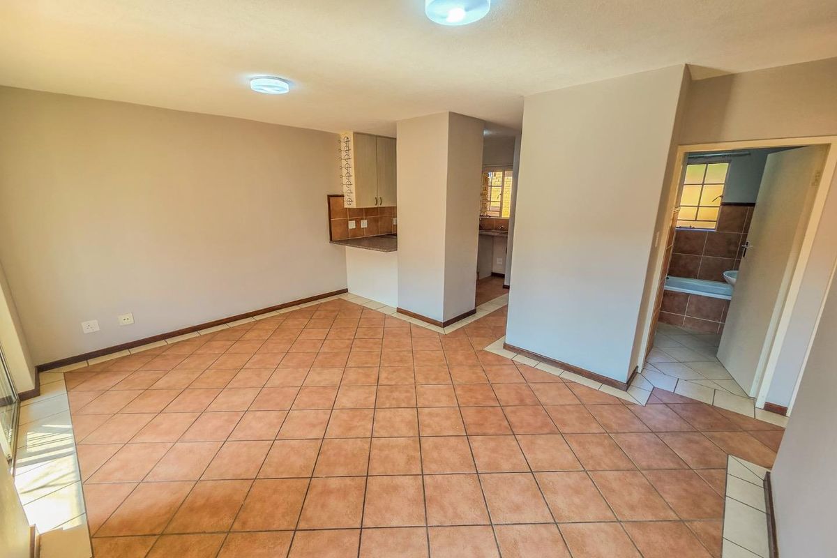2 Bedroom Townhouse Available in Mooikloof Ridge - Photo 4