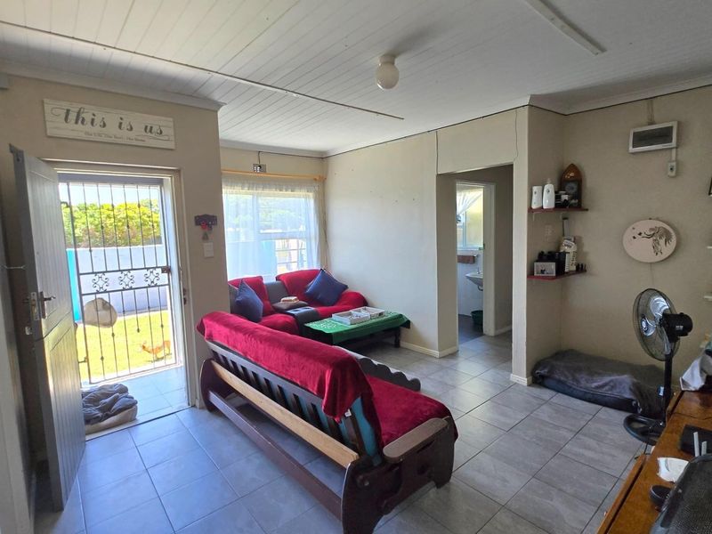 Charming 3-Bedroom House with Expansive Braai Area and Secure Living! Gansbaai CBD - Photo 7