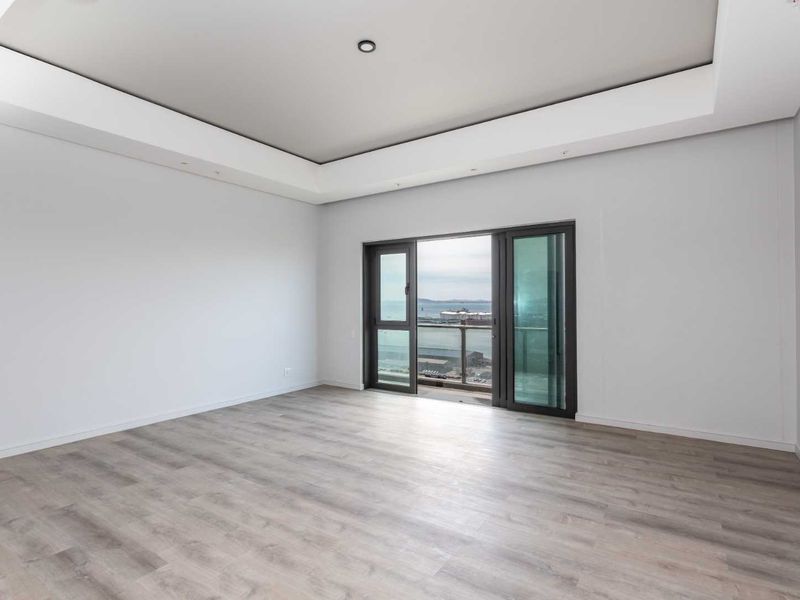 Modern Two-Bedroom Apartment with a Balcony overlooking the Ocean at Harbour Arch in Cape Town - Photo 4