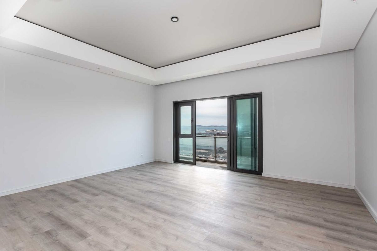 Modern Two-Bedroom Apartment with a Balcony overlooking the Ocean at Harbour Arch in Cape Town - Photo 4