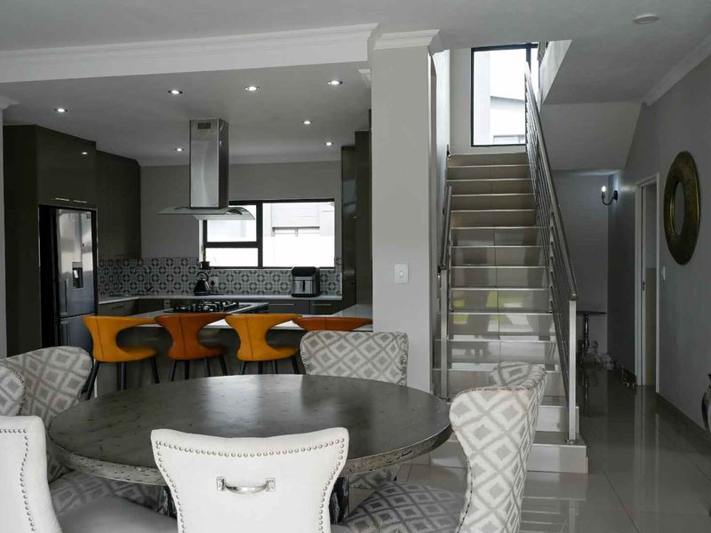 Magnificent Modern 4 Bedroom, 3,5 Bathroom House to Rent in the sought after Six Fountains Estate. Ideal for the Executive or an Embassy. - Photo 8