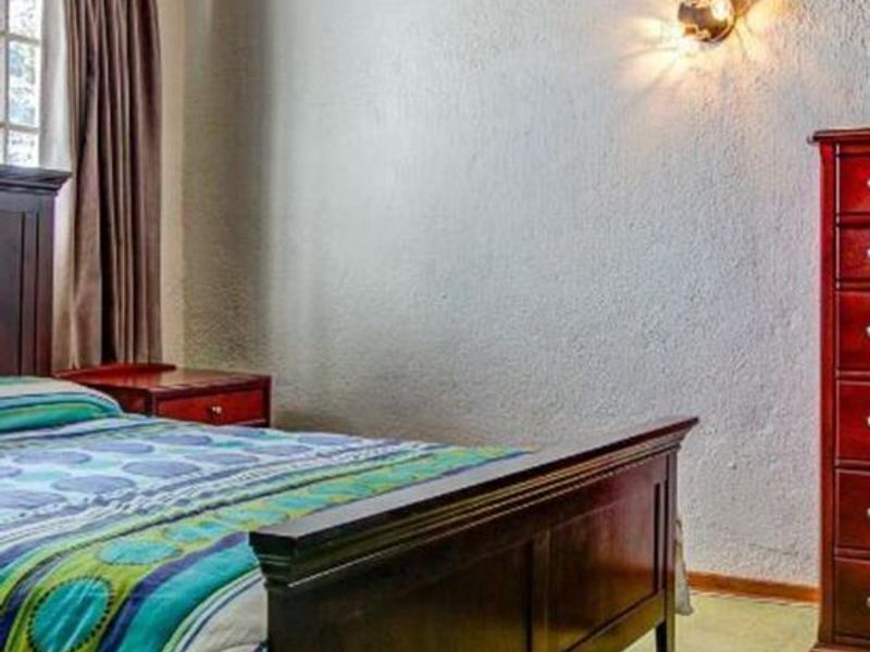 **Stunning 4-bedroom Family with Pool and double garage ** - Photo 9