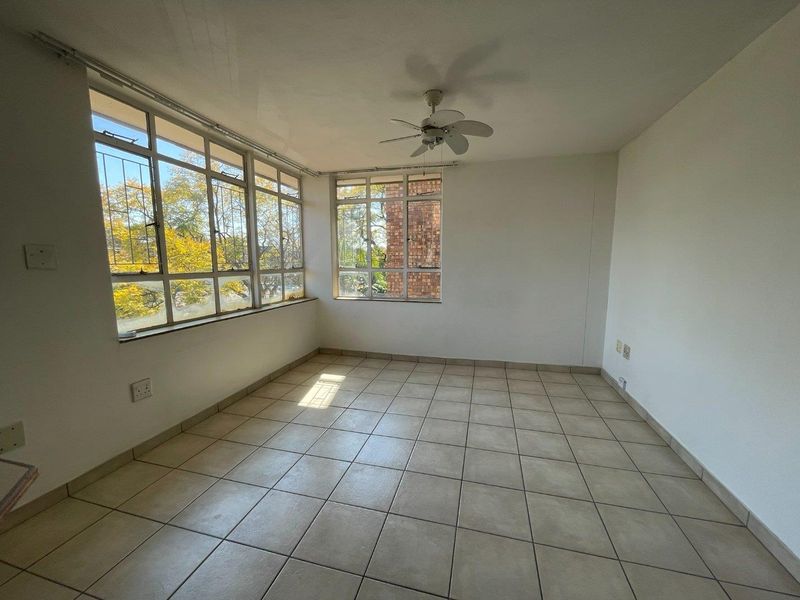 Well located unit in Hatfield - Photo 4