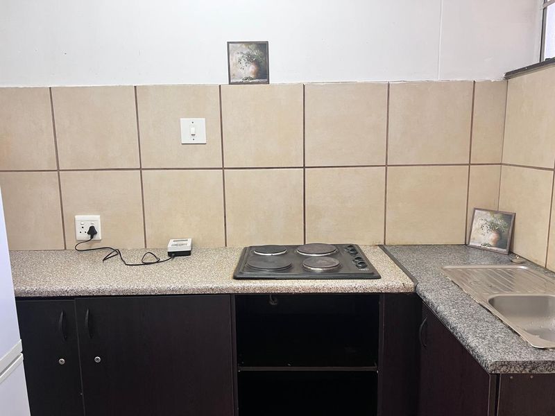 **Charming Shared 2-Bedroom Unit in Quiet Neighborhood – Ideal for Students** - Photo 5