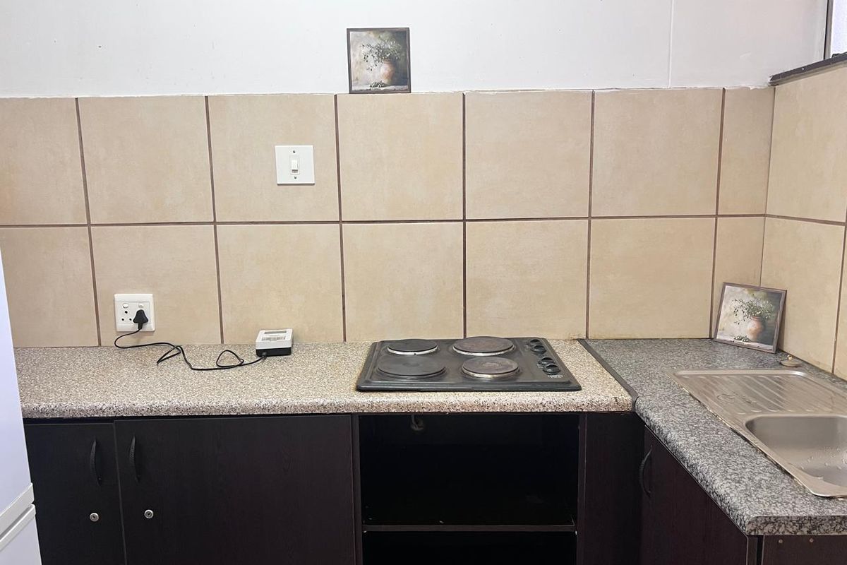 **Charming Shared 2-Bedroom Unit in Quiet Neighborhood – Ideal for Students** - Photo 5