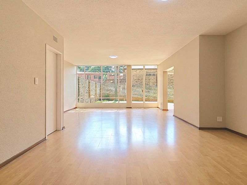 Large Duplex Sandton 4 Bedroom Townhouse with Large Wrap-Around Garden - Photo 7