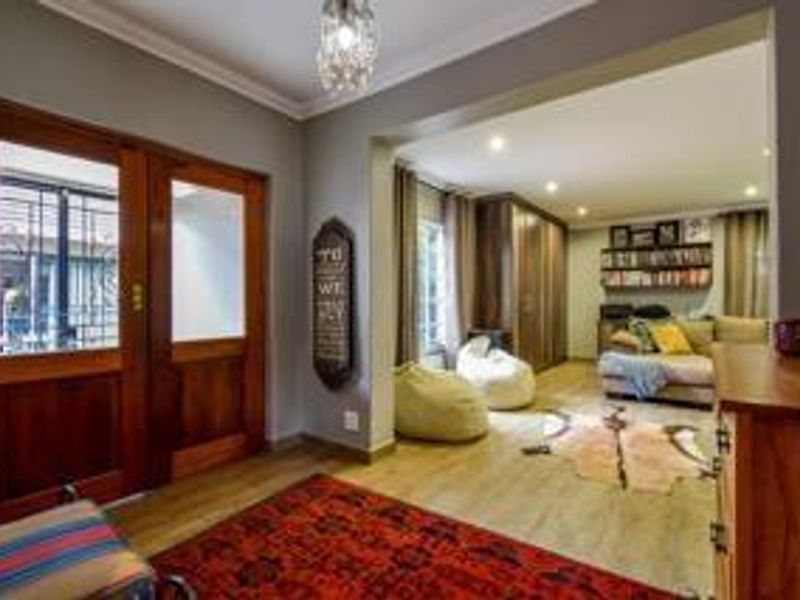 WIERDAPARK - MODERN UPGRADED 4 BEDROOM HOUSE WITH A FULL FLATLET. - Photo 9