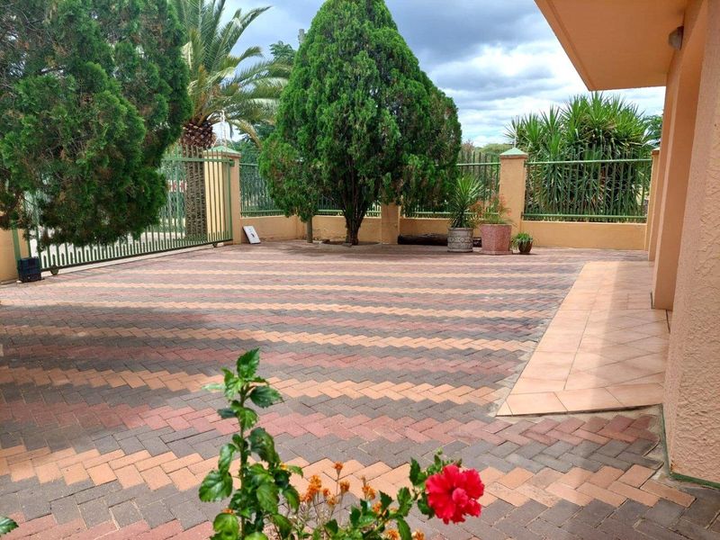 Exclusive Corner Property with Main House and Two Separate Flats – Prime Location in Erospark, Windhoek - Photo 2