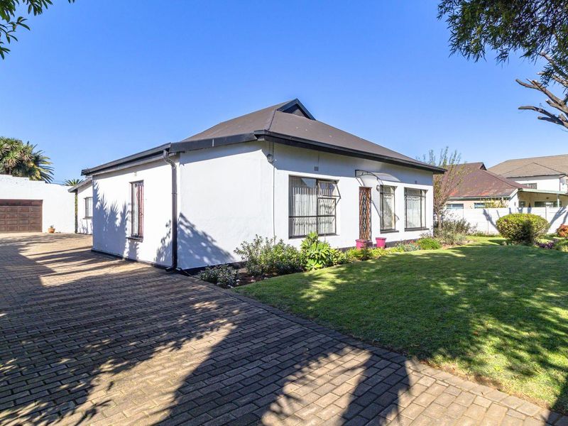 Immaculate Family Oasis with Pool and Lapa - Photo 2