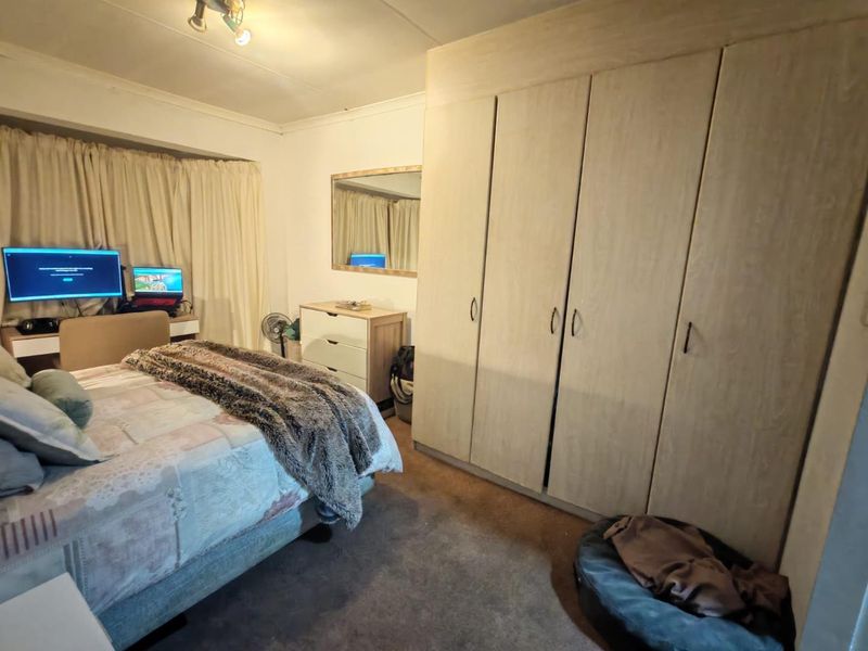 A SPACIOUS TOWNHOUSE - Photo 6