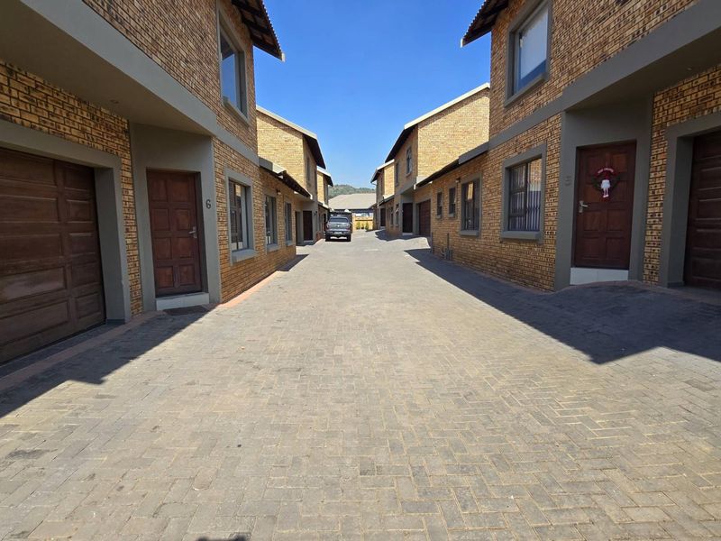 3 Bedroom Townhouse for Rent in New Redruth Alberton - Photo 1