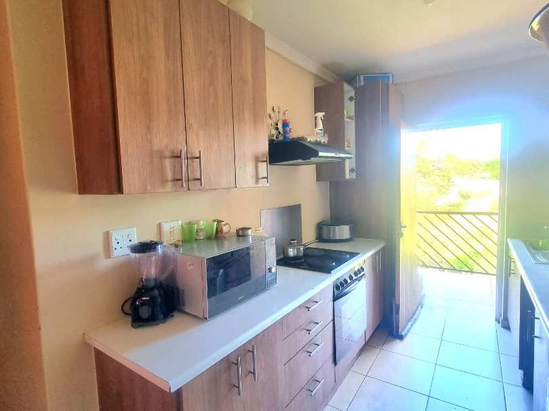 APARTMENT FOR SALE IN LUXURY HILL, SOWETO - Photo 5