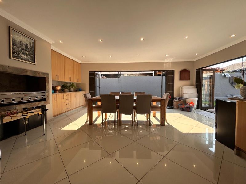 An Exceptional Residence in New Redruth - Photo 10