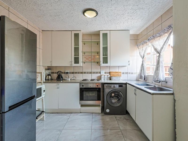 Stylish three-bedroom townhouse is the perfect opportunity for first-time buyers looking for comfort, convenience, and modern living. - Photo 6