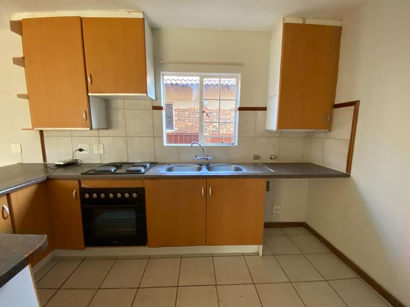 Charming 2-Bedroom Townhouse with Secure Parking & Garden - Photo 5