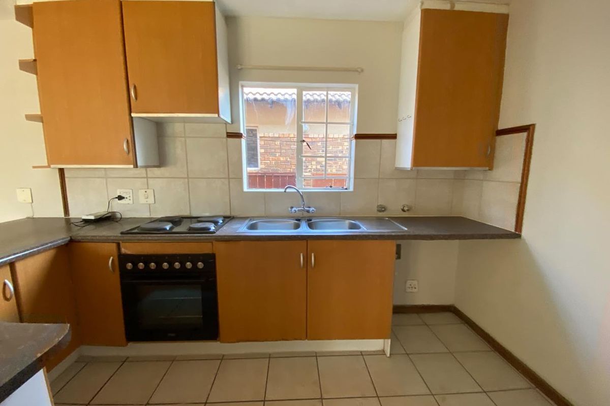 Charming 2-Bedroom Townhouse with Secure Parking & Garden - Photo 5