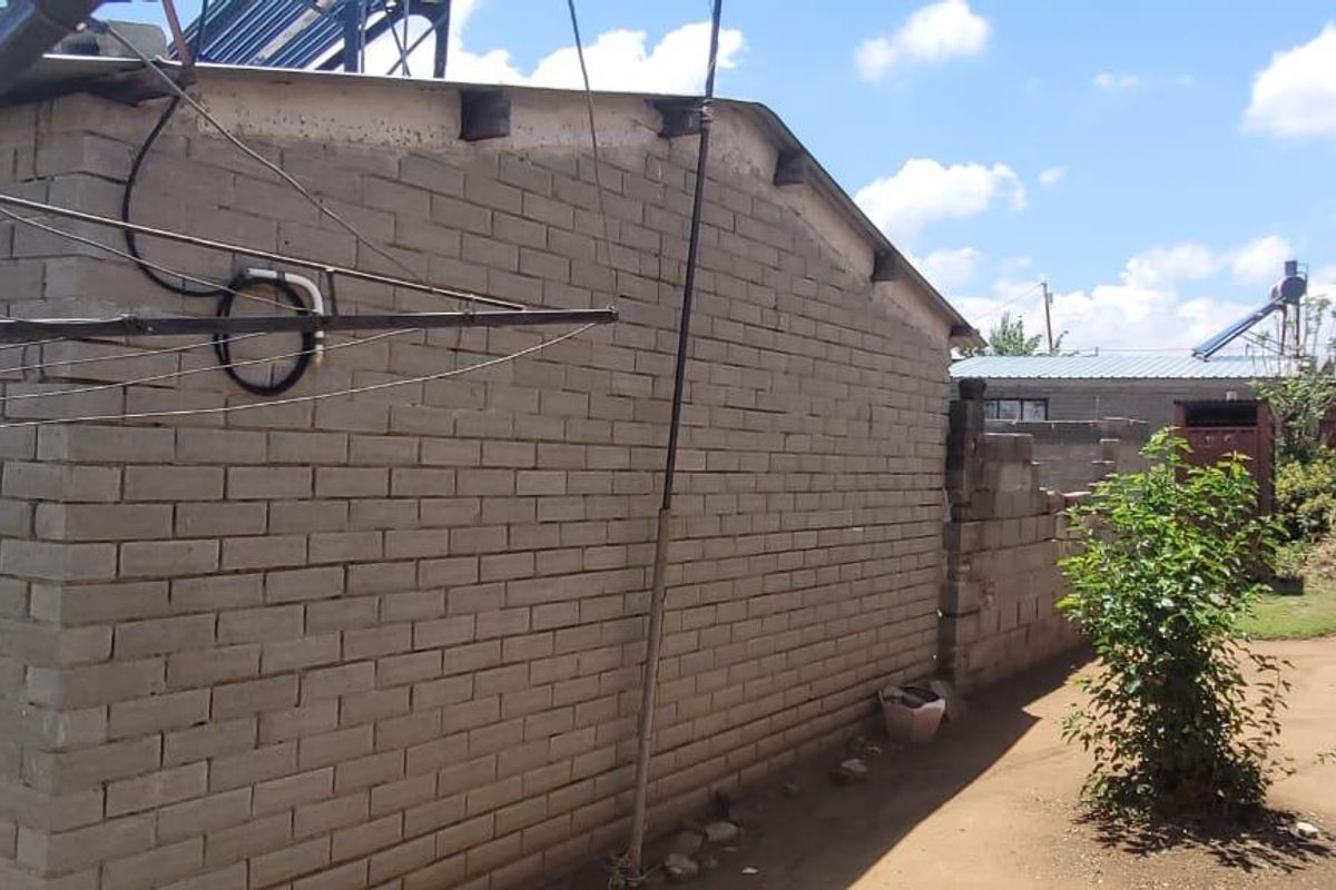 FOUR ROOM HOUSE WITH SUN GEYSER. ANOTHER TWO ROOMS AT BACK ALREADY IN PROGRESS. - Photo 5