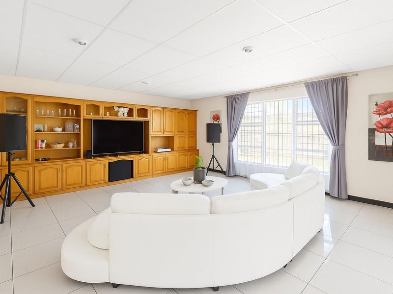 **Charming Sandstone and Plaster Family Home with Ample Space and Modern Amenities** - Photo 8