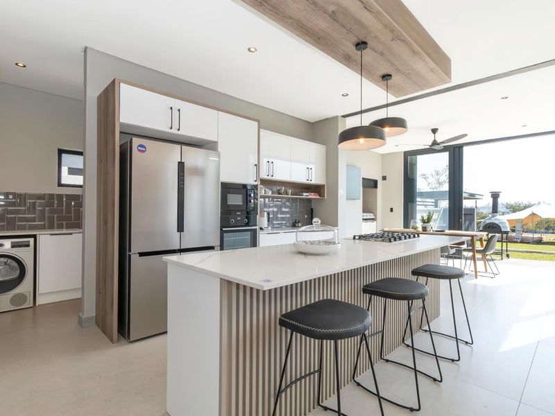 Stylish and sophisticated luxury new home - Photo 4
