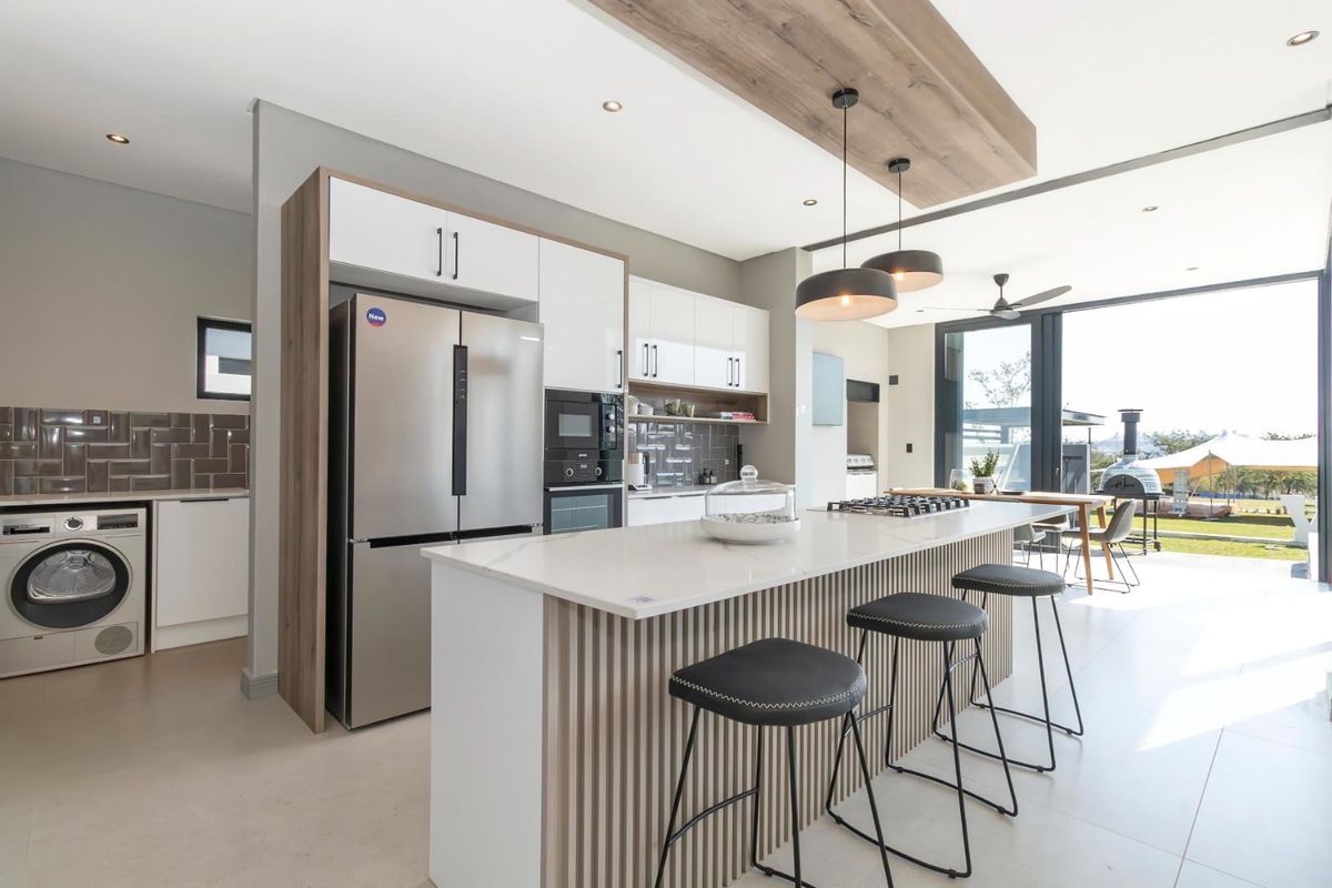 Stylish and sophisticated luxury new home - Photo 4