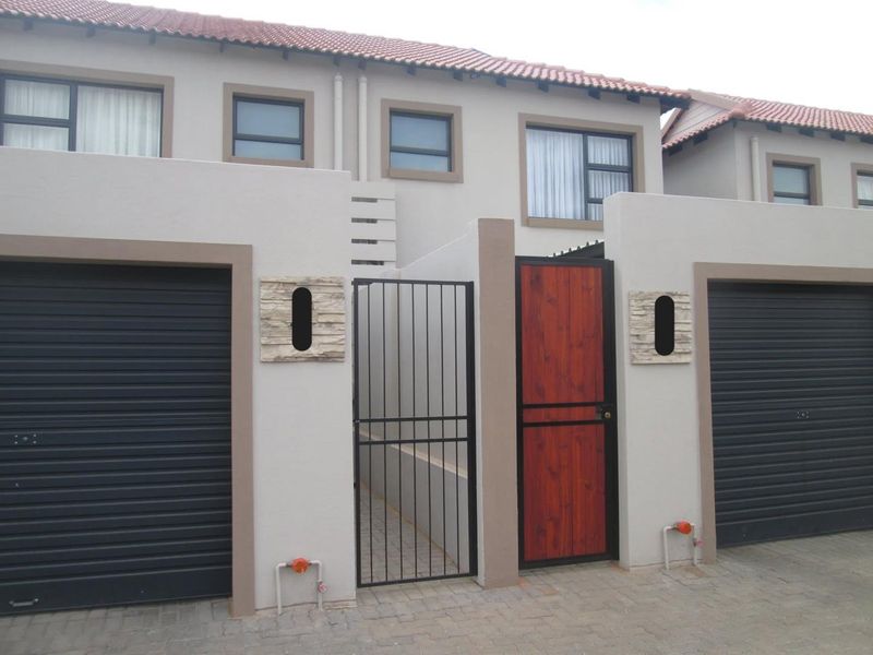 Modern 2-Bedroom Duplex in Prime Location - Photo 3