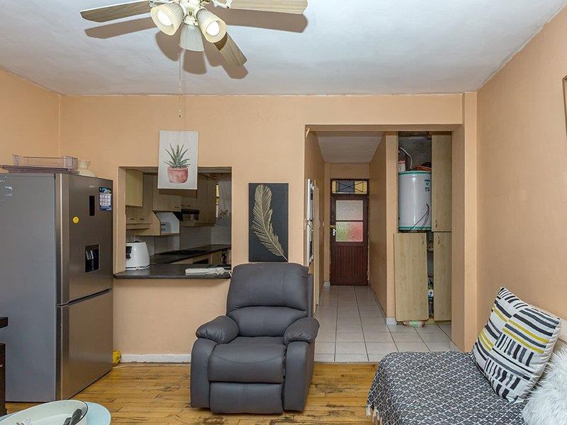 Two Bedroom Ground Floor Apartment with Garage - Photo 6