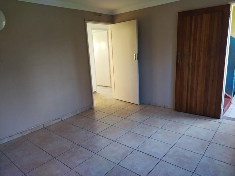 1 bedroom with lots of cupboard space - Photo 2